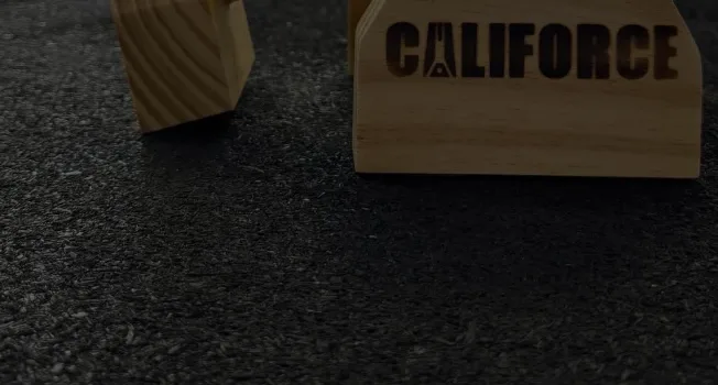 Paralelas de madera de Califorce sobre el piso del box