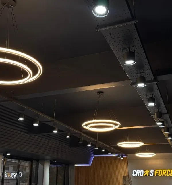 Nuevo piso en obra con lámparas circulares