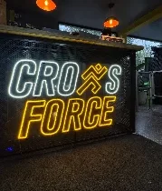 Cartel de neón amarillo con el logo de Cross Force