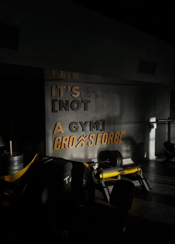 Pared del gimnasio con el cartel It's not a gym, Cross Force