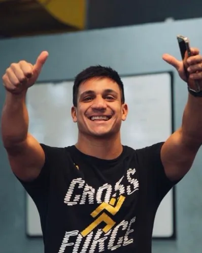 Juani Di Martino con remera de Cross Force y los pulgares arriba