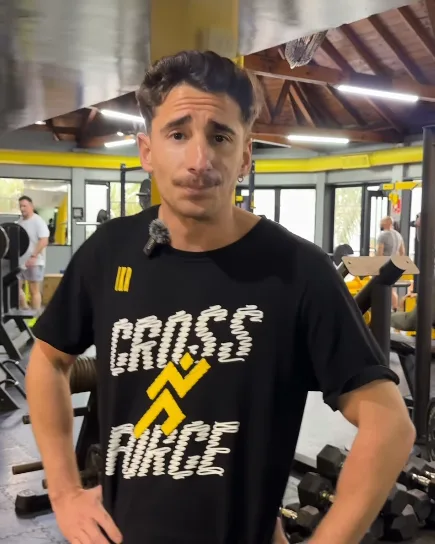 Pela, profe de Cross Force, con la remera del gimnasio en la sala de musculación