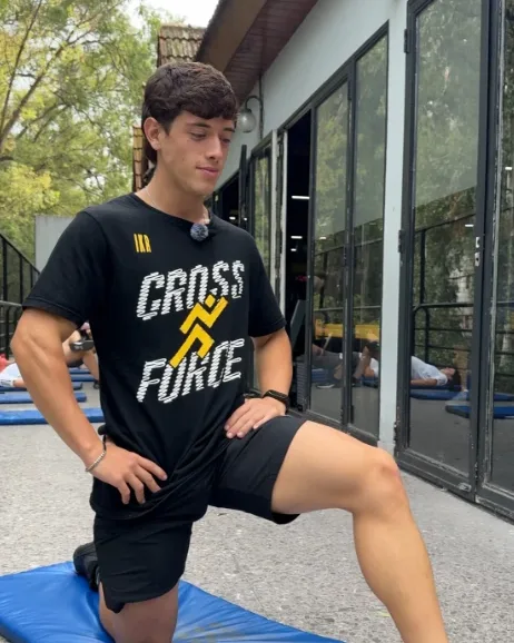 Thiago, profe de Cross Force, haciendo una elongación sobre una colchoneta