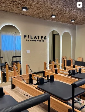 Reformers de madera alineados frente a los arcos